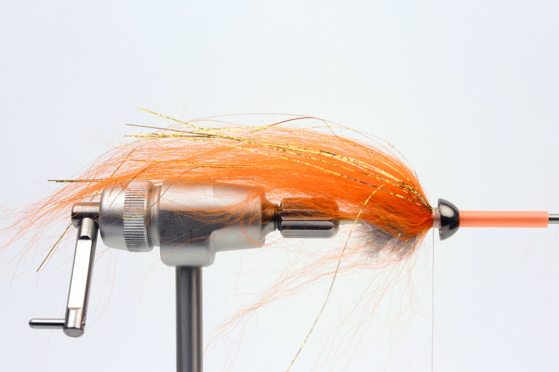  4. Möchtest Du eine tiefer laufende Fliege, dann kannst Du im nächsten Schritt einen Cone auf die Tube schieben. Ein Cone sorgt für zusätzliches Volumen, drückt die Fasern nach aussen und beschwert die Fliege etwas.  