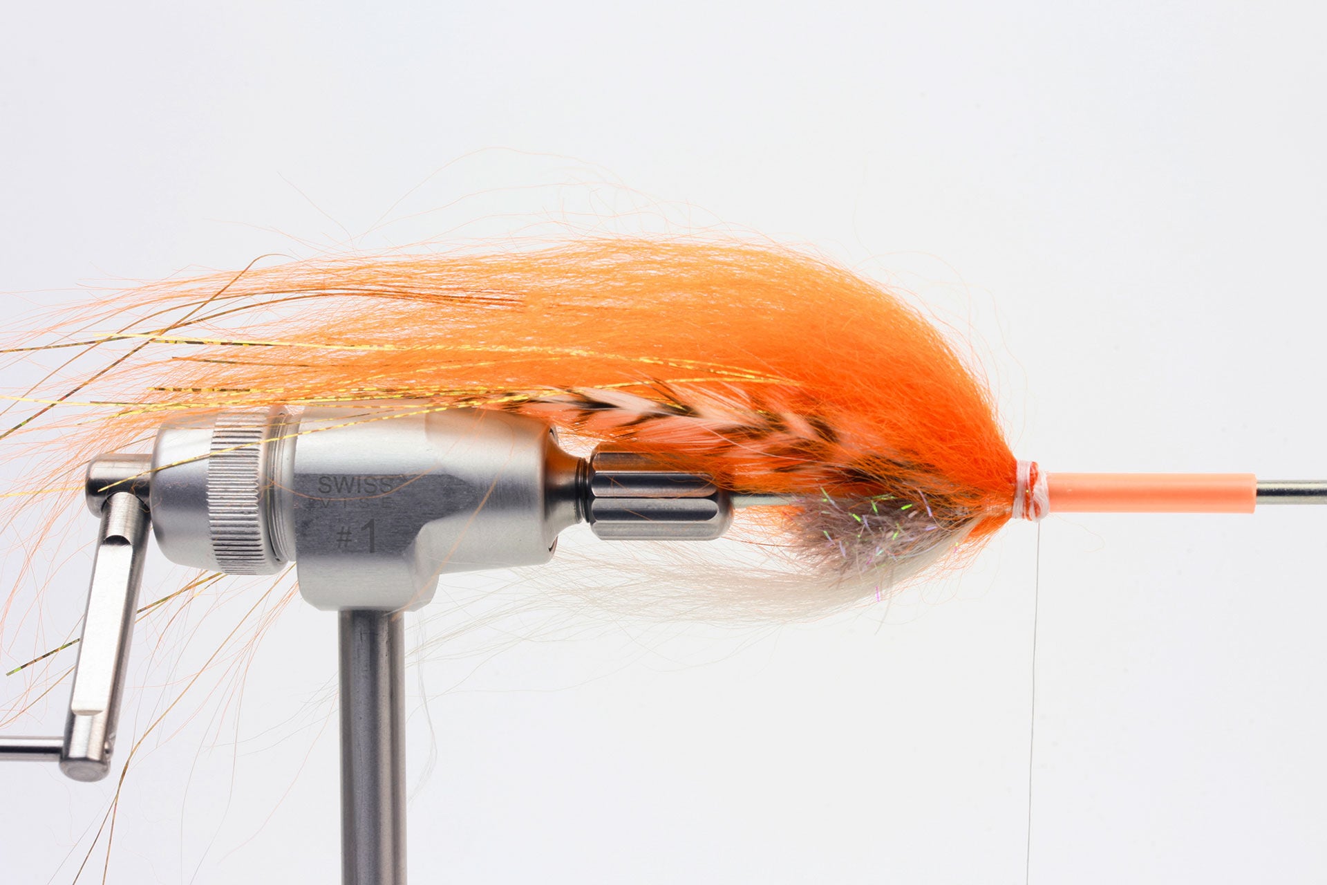  6. Dann klappst Du die Haare nach hinten und fixierst sie mit einigen Bindefadenwicklungen.  