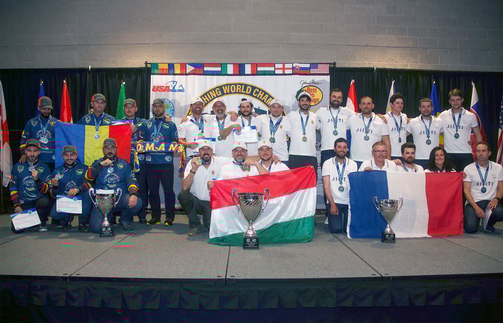  Das ungarische Team (Mitte) sichert sich den ersten Platz, gefolgt von den Rumänen (links) und den Franzosen (rechts).   