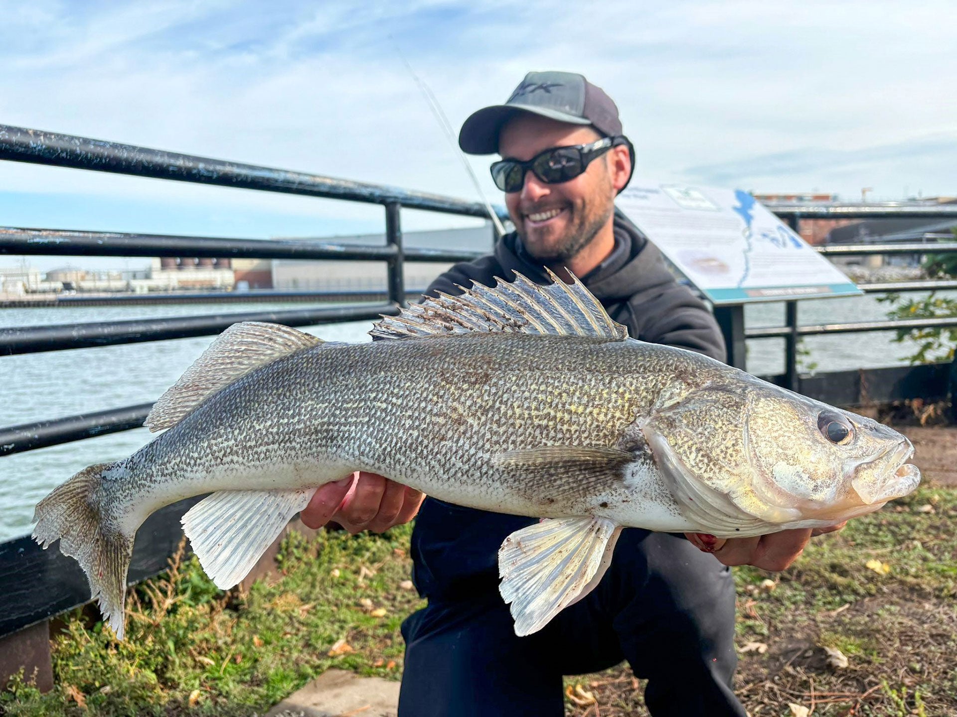   Baptiste mit einem Walleye, der amerikanische Verwandte des Zanders.  
