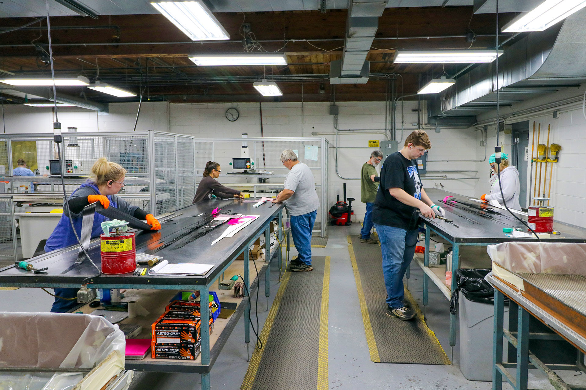  Im Premium-Segment bedeutet Rutenbau immer noch viel Handarbeit, wie dieser Einblick in die US-Rutenfabrik von St.Croix zeigt. © Nils Anderson  