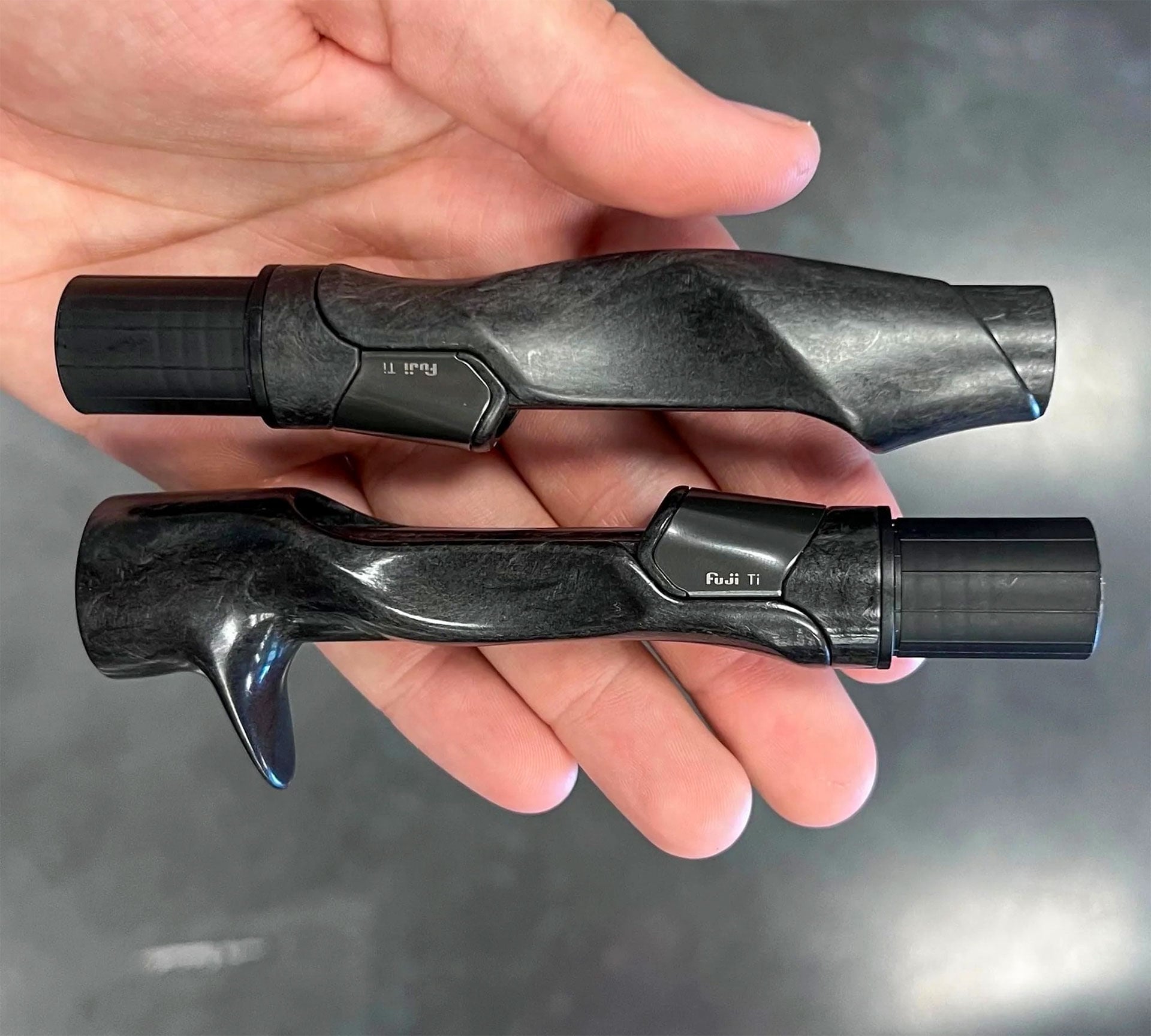  Erstaunliche Formen sind mit Carbonfasern möglich, hier ergonomisch geformte Handteile einer Rute.  