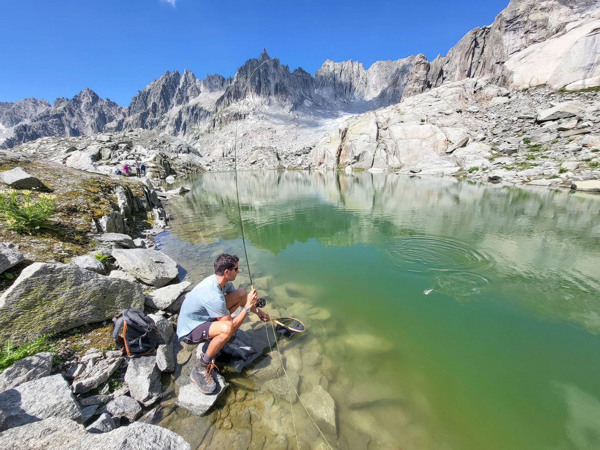  Jeder gefangene Fisch soll mit einem Feumer gelandet werden – egal, ob er mit der Fliegen- oder Spinnrute gefangen wird. Untermassige werden direkt im Wasser von der Angel befreit. © Nick Hagenbuch  