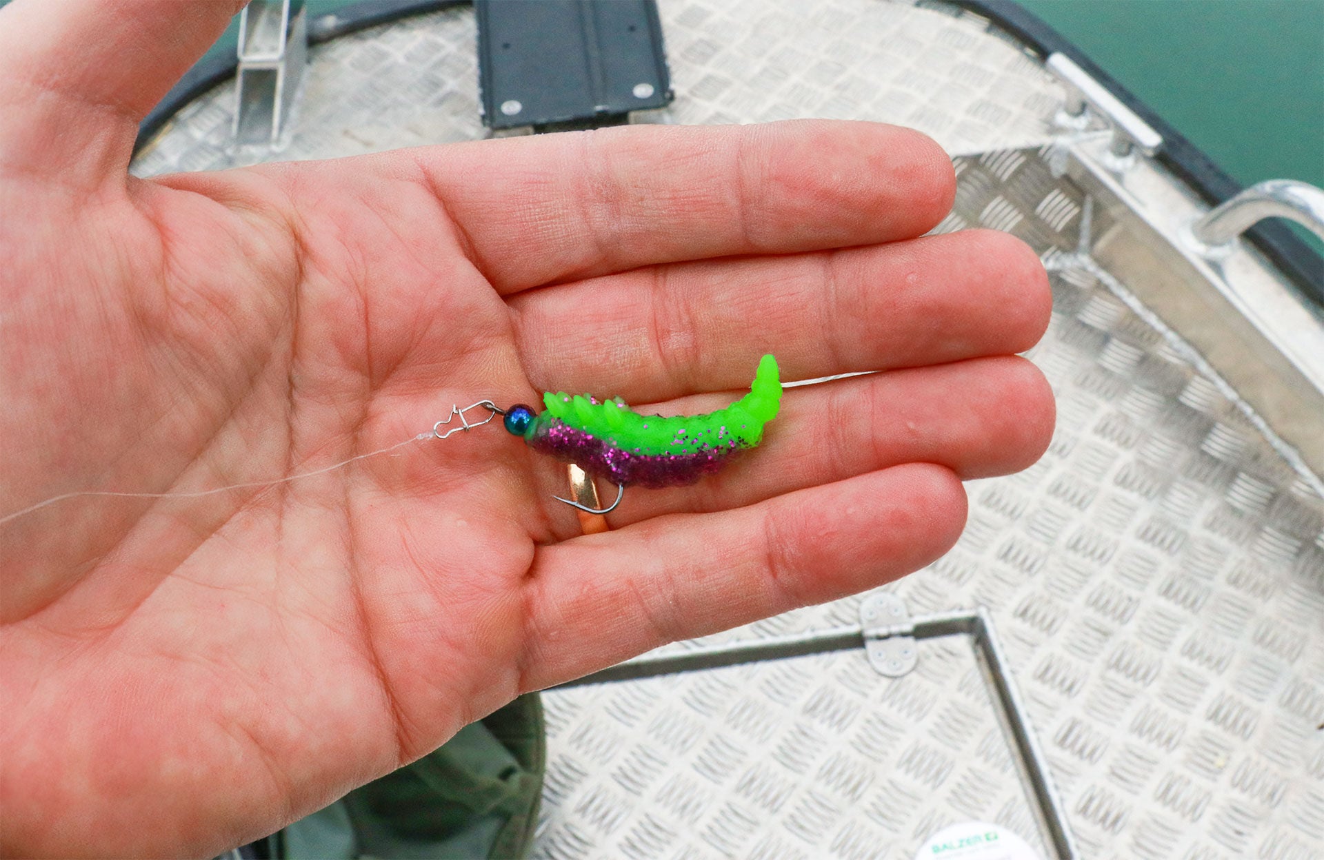  Auch die grellfarbigen und stark riechenden Bienenmaden-Imitate überzeugen am kleinen Jigkopf.  