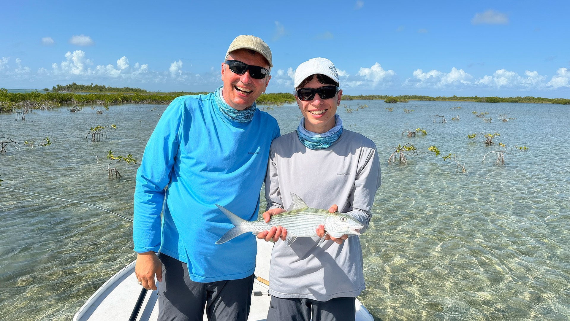  Petri Heil! Am unterständigen Maul erkennt man, dass der Bonefish im Schlamm nach Garnelen sucht. Und dank seines silbernen Schuppenkleids ist er im Flachwasser kaum zu erkennen.   