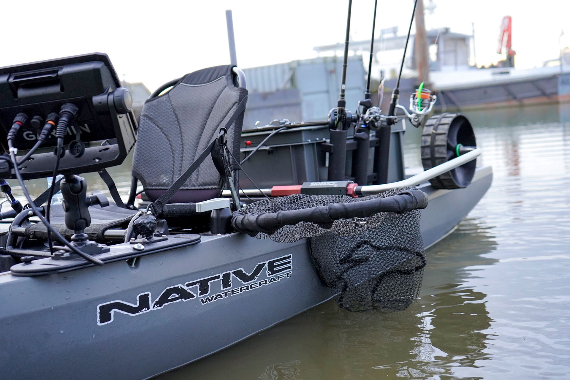  Rund um meinen Sitz habe ich alles in Griffnähe und im Blick: Das Echolot, den Feumer, eine grosse Box mit Material und Rutenhaltern für meine verschiedenen Kombos.  