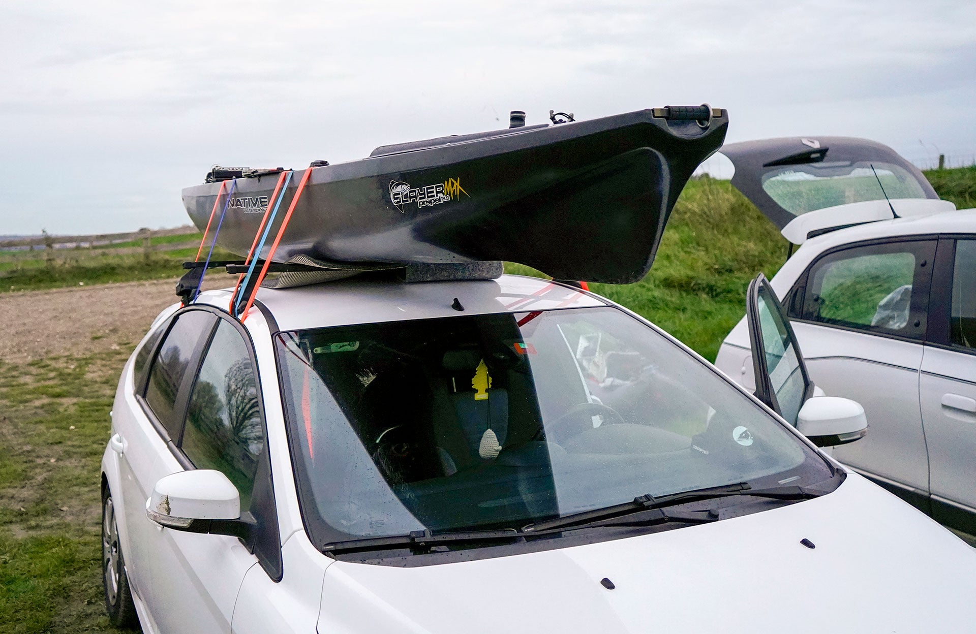  Die Platzierung des Kajaks auf den Gepäckträgern ist Übungssache. So kann ich es jederzeit und überall auch allein auf- und abladen für meine Freiheit auf dem Wasser.  