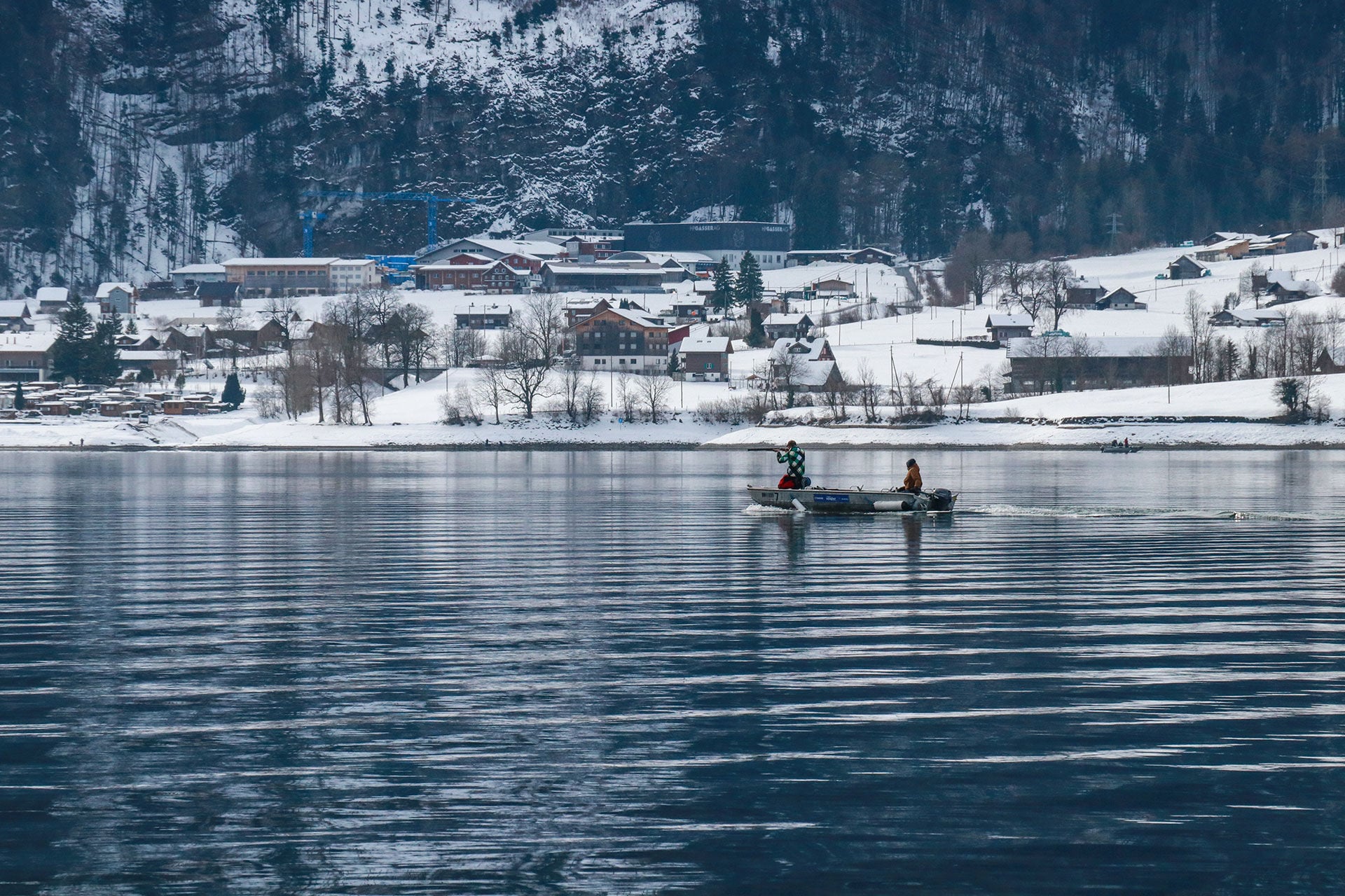  Kormoranjagd auf dem Lungerersee: Die intelligenten Vögel stellen die Jäger immer wieder vor neue Herausforderungen. © Nils Anderson  