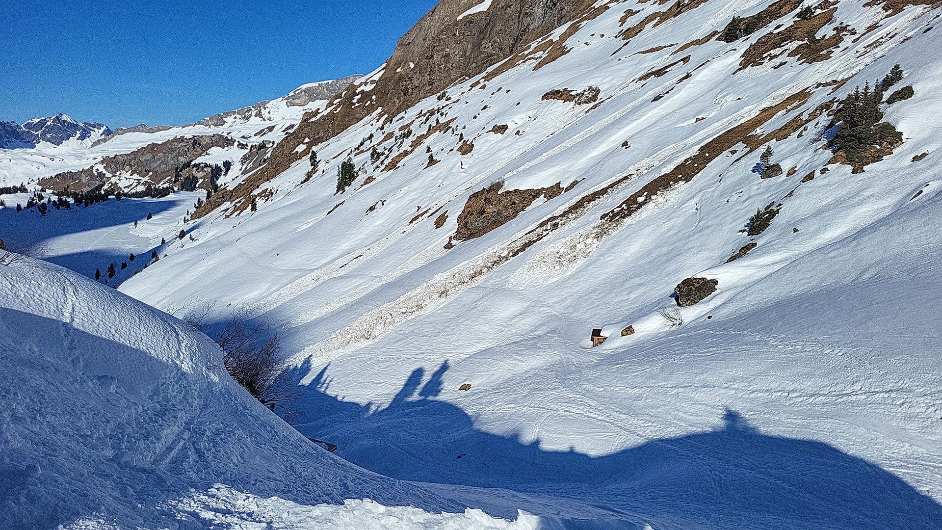  Steigen die Temperaturen, steigt auch die Lawinen­gefahr, wie hier am Engstlensee.  