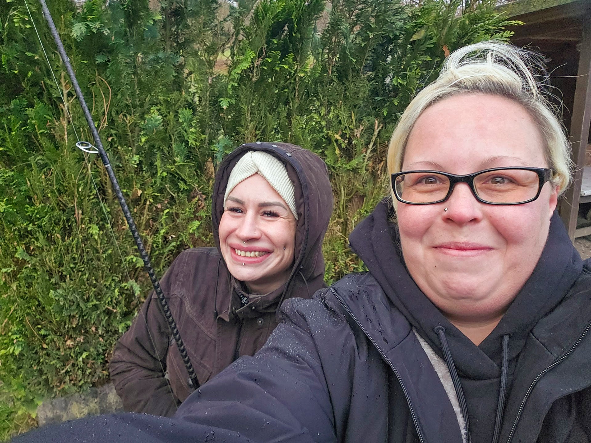  Auch Claudia und Louisa finden sich über die Facebook-Gruppe und geniessen nun das gemeinsame Fischen.  