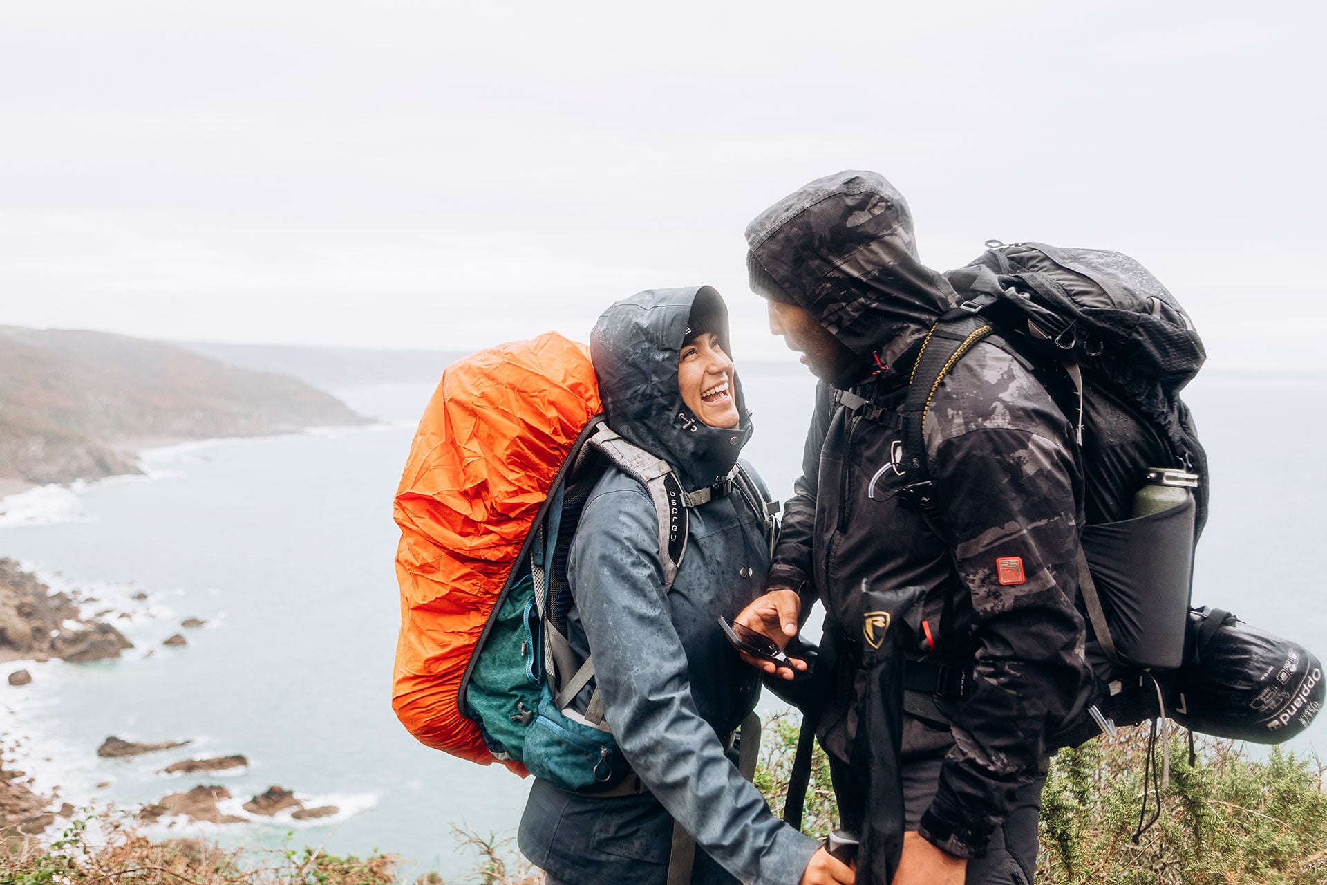  Gut angezogen, lässt sich auch im Regen lustig wandern.  