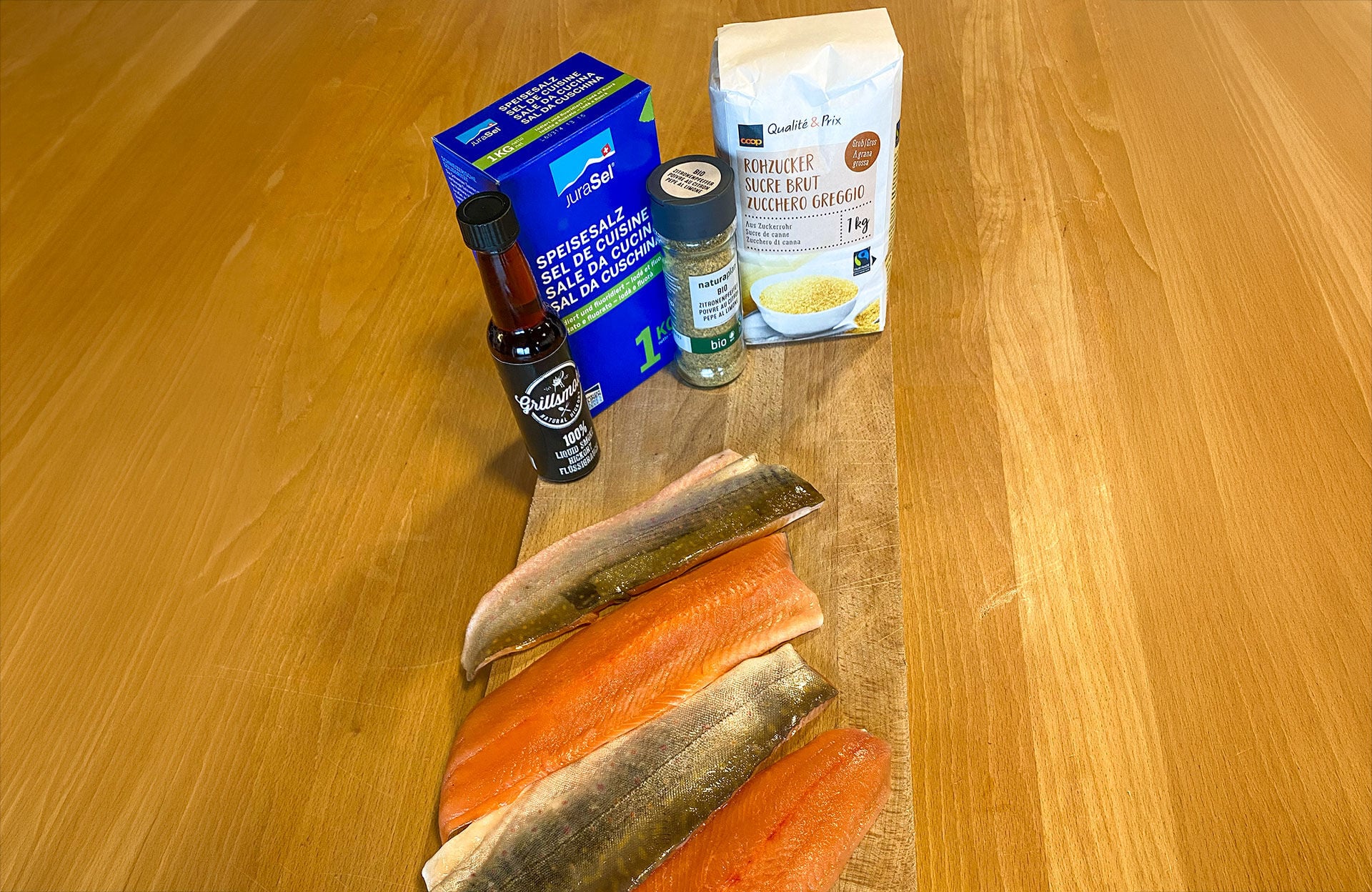  Sind die Fische gefangen, finden sich die wesentlichen Zutaten fast überall: Salz, Zucker, Gewürze und optional Flüssigrauch.   