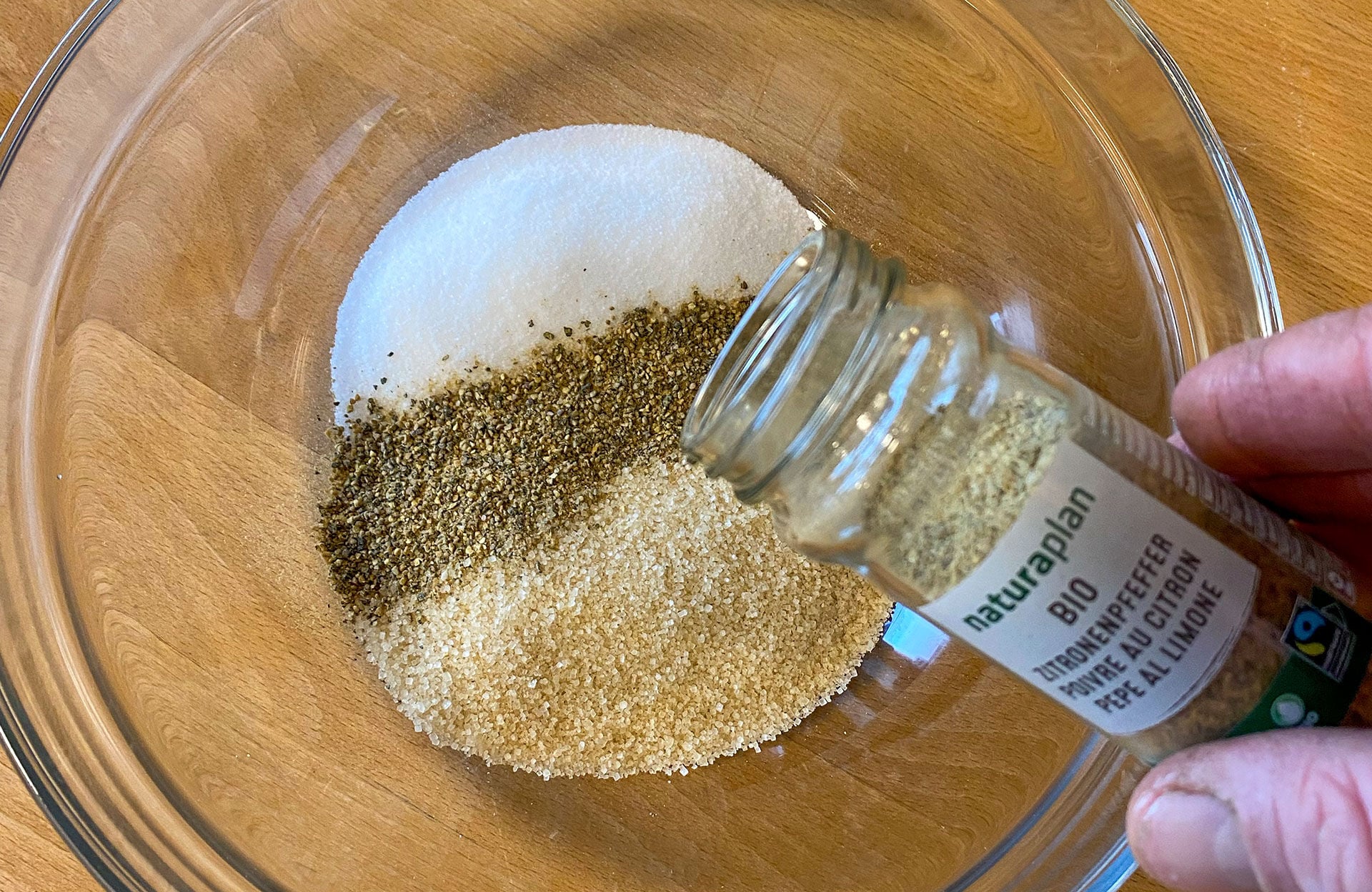  Salz und Zucker im Verhältnis 1:1 mischen, grosszügig würzen (z. B. mit Zitronenpfeffer) und davon rund 100 Gramm pro Kilogramm Filets verwenden.  