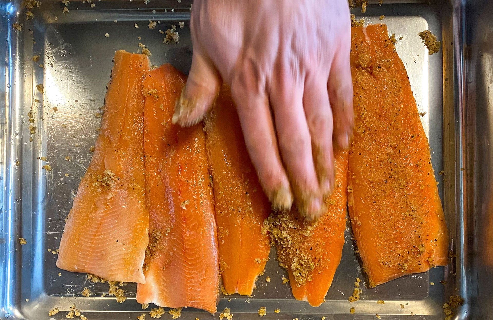  Die Filets beidseitig mit der Würzmischung einreiben und anschliessend leicht durchkneten, damit sich die Beize gleichmässig verteilt.  