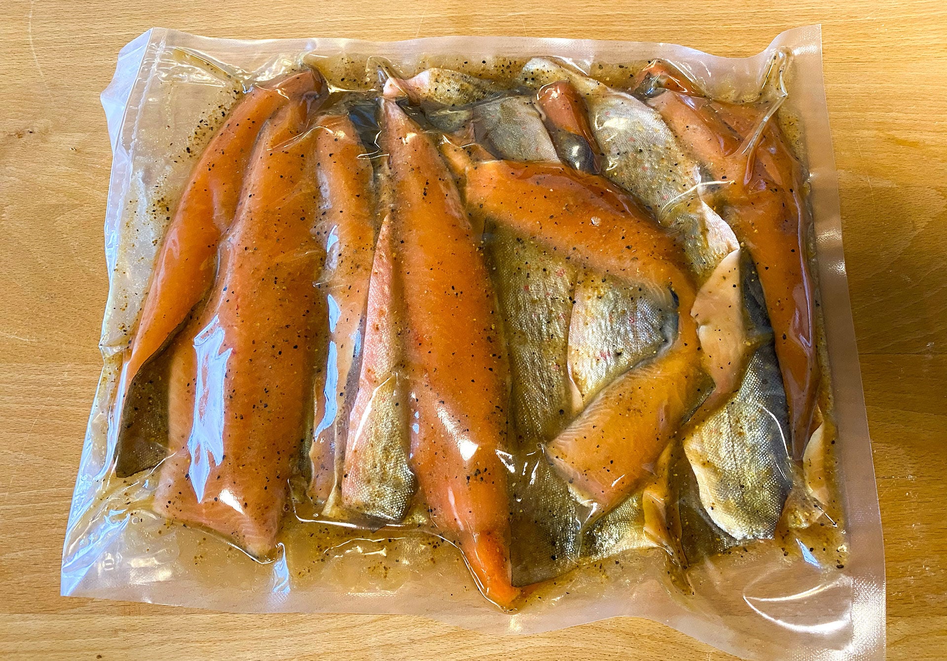  Die mit der Beizmischung versehenen Filets möglichst straff in Folie wickeln oder in einem Beutel (Vakuum oder Zip-Loc) verpacken. Anschliessend reifen sie zwei bis fünf Tage im Kühlschrank.  