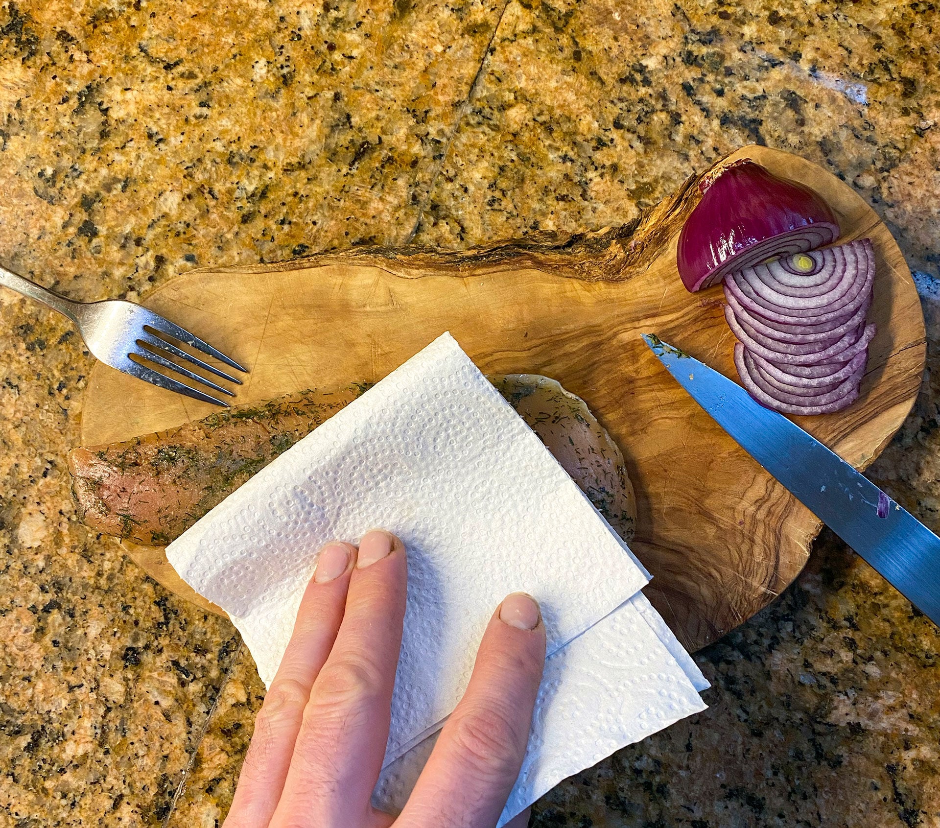  Nach der Beizzeit die Filets auspacken, abtropfen lassen und mit Haus­halt­papier trockentupfen.  