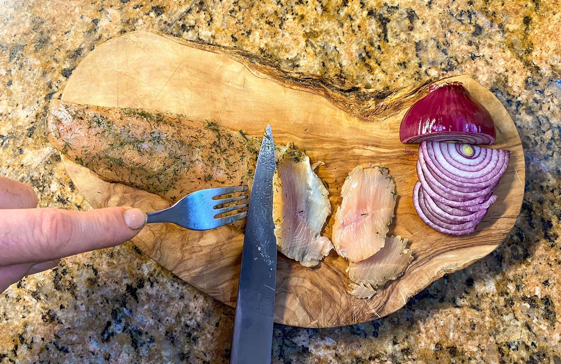  Nach einigen Stunden Antrocknen im Kühlschrank sind sie bereit, in feine Scheiben aufgeschnitten zu werden.  
