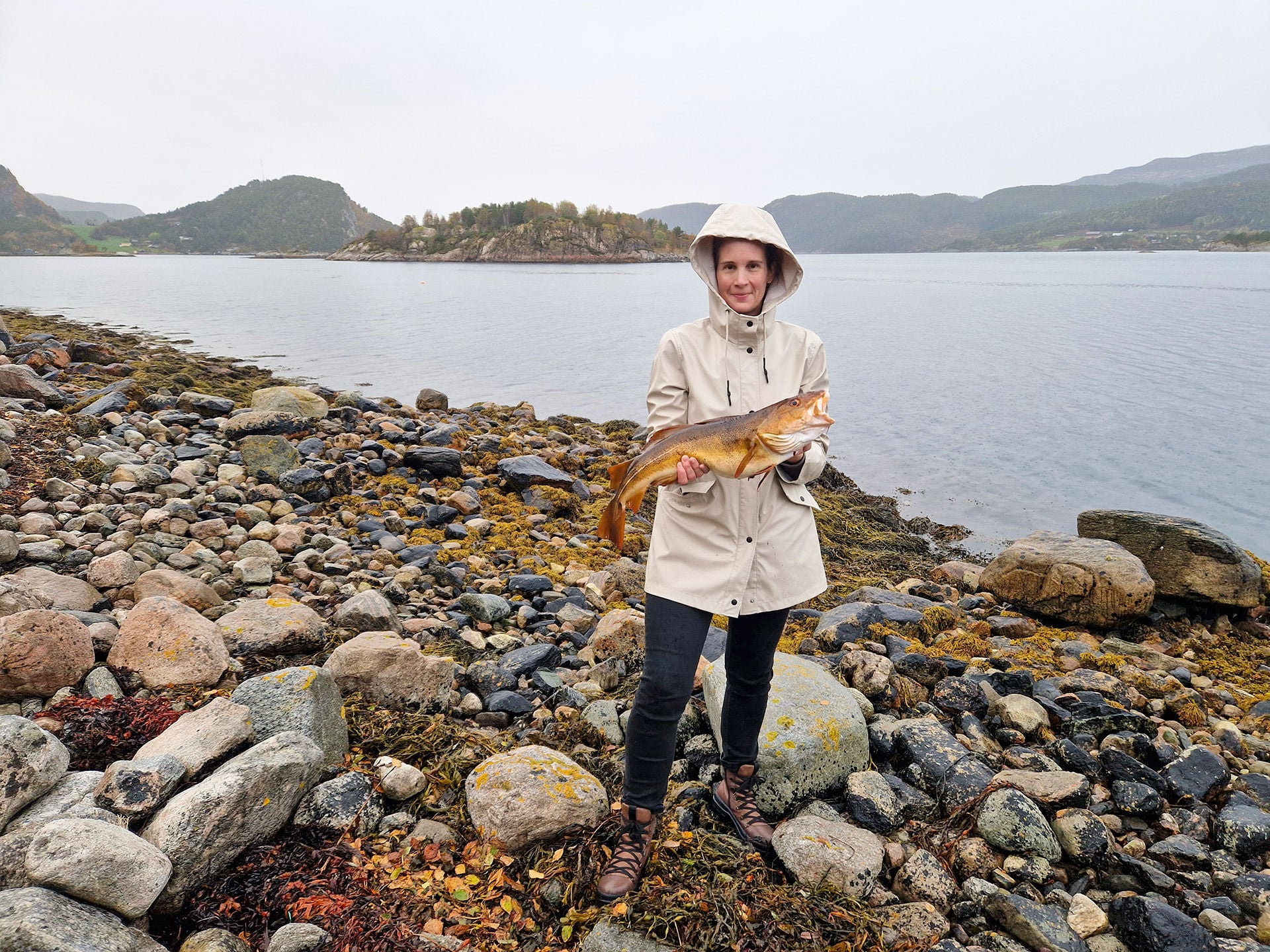  Selina mit dem grössten Fisch des Trips, einem stattlichen Dorsch. Es war nicht der einzige Tag, an dem sie den grössten Fisch der Crew am Band hatte.  