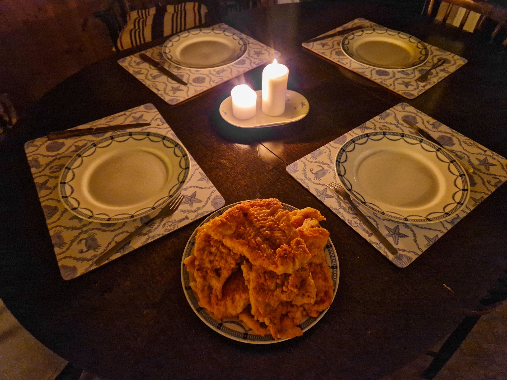 Kein Licht? Kein Problem. Im heimeligen Kerzenlicht schmecken die frischen Fischknusperlis sogar noch besser.  