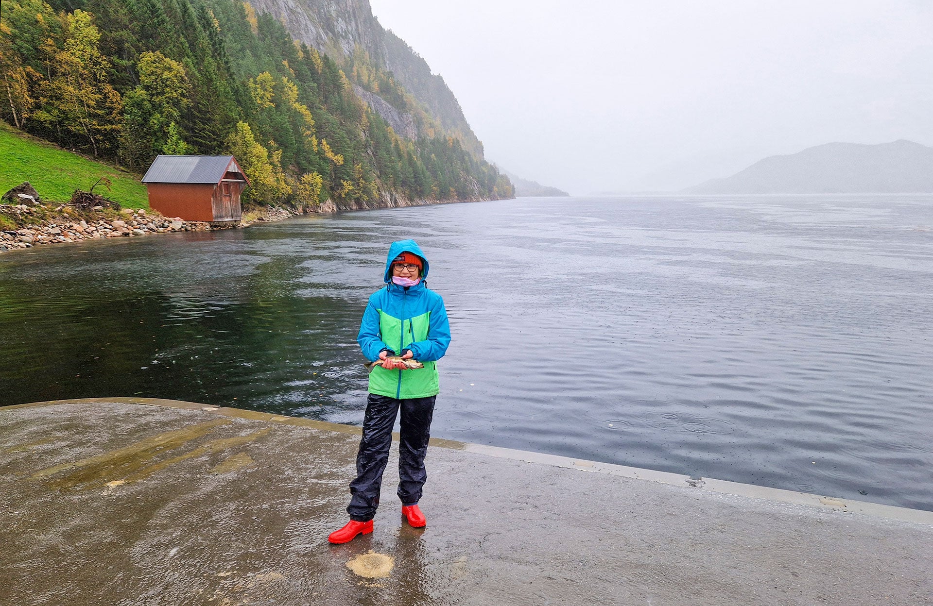  Enya präsentiert stolz ihren ersten, komplett selbst mit der Spinnrute gefangenen Fisch, einen mittleren Pollack. Wer braucht schon einen Papi zum Werfen?  