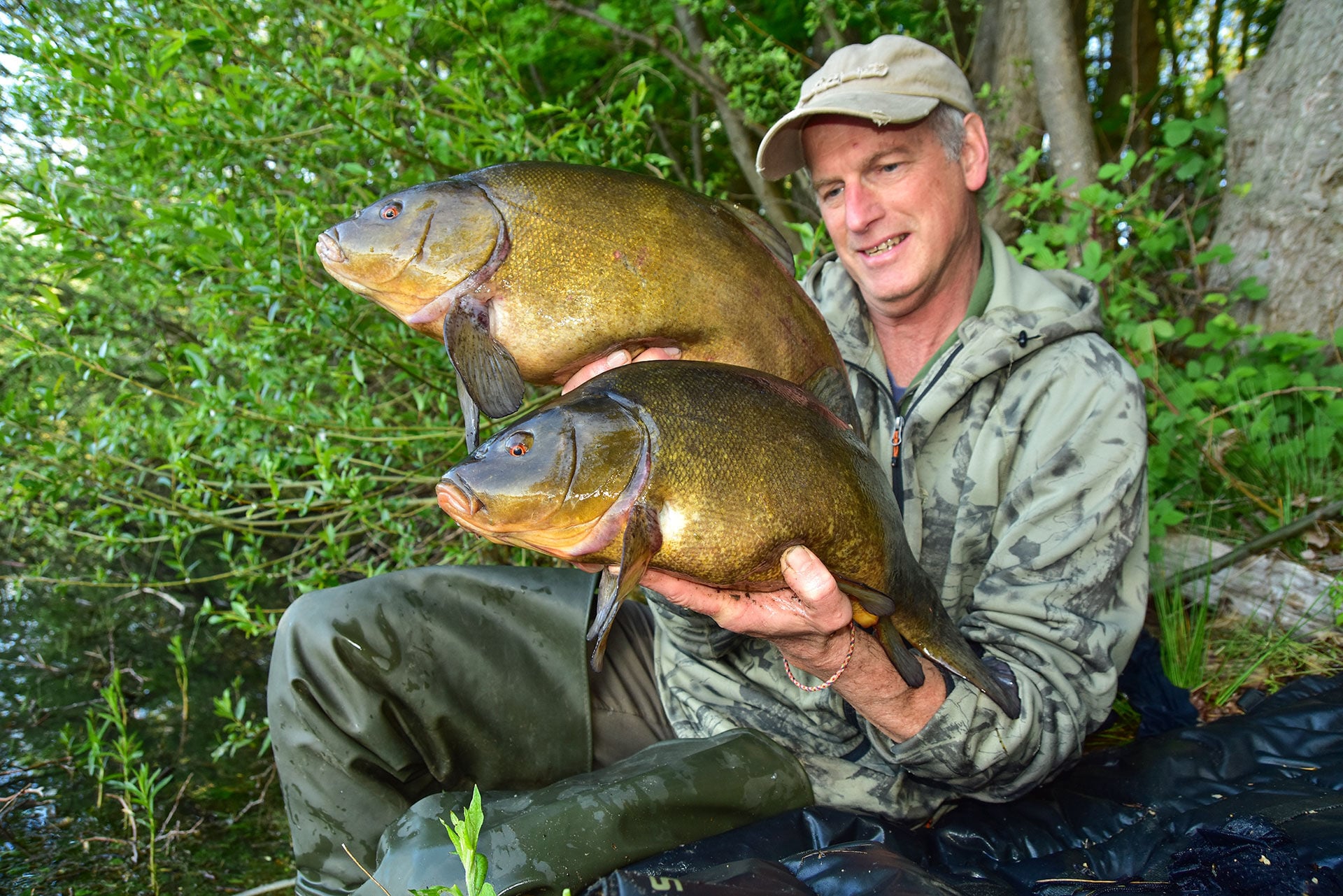  Eine prächtige April-Doublette des Autors. Beide Fische sind nahe an der magischen 10-lbs-Grenze (4,5 Kilo).  