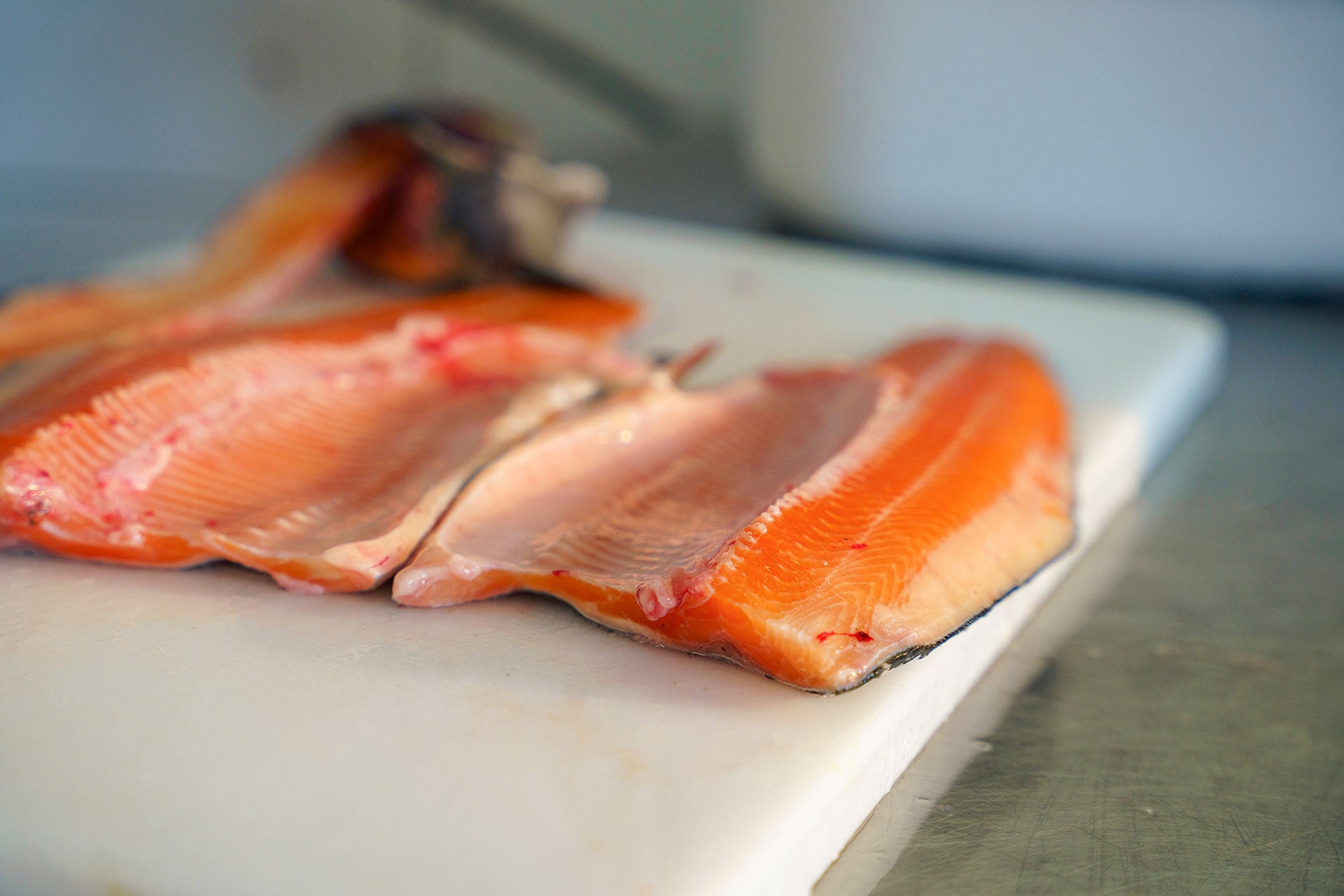  Die Filets der im Aargauischen Rohr aufgezogenen Lachse sind vergleichsweise klein, aber sehr fein.  
