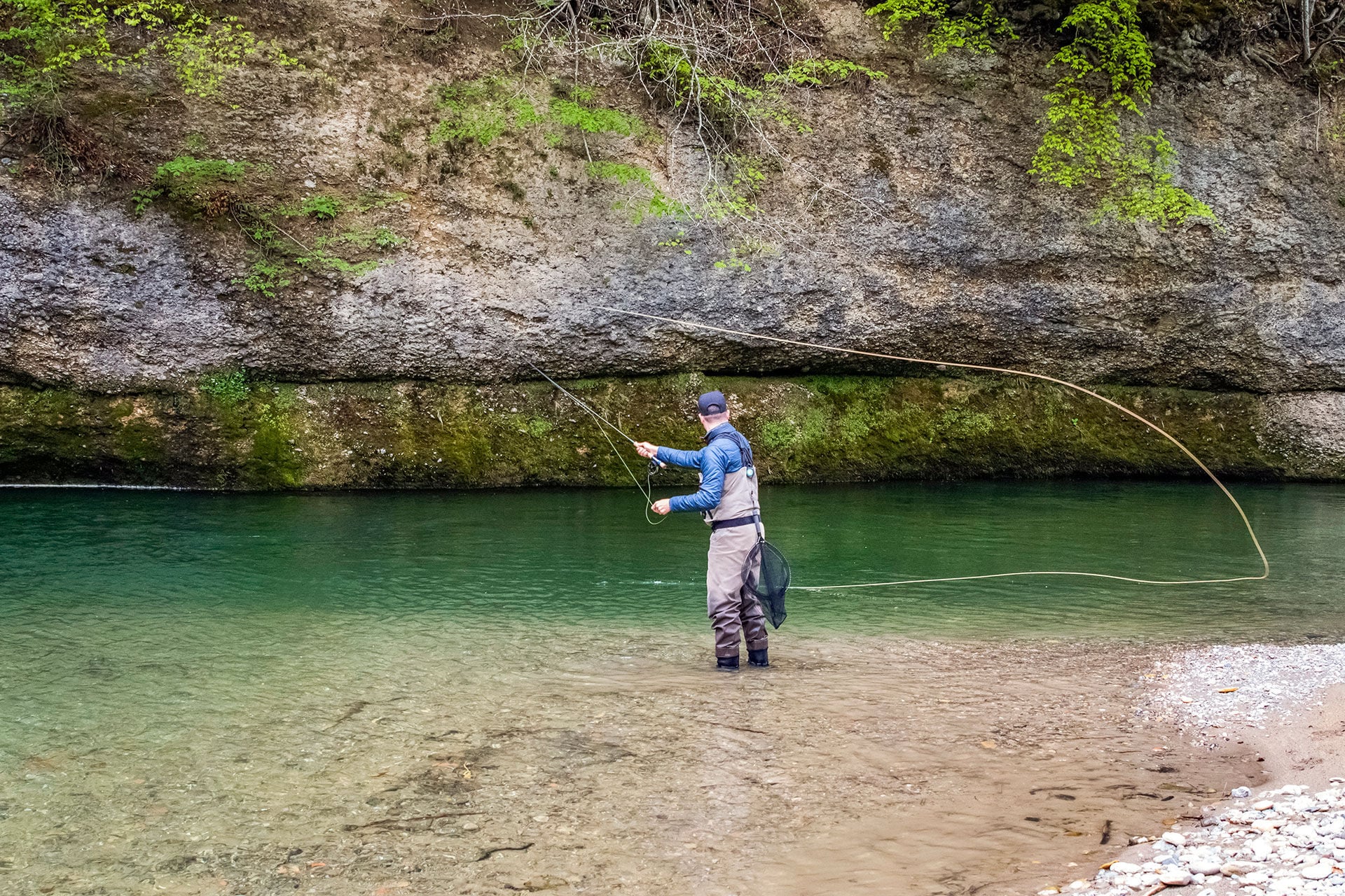  Gerade wenn das Rig länger ist, braucht man manchmal schon einen Rollwurf, um die Nymphen aus der Tiefe zu holen und wieder werfen zu können.  