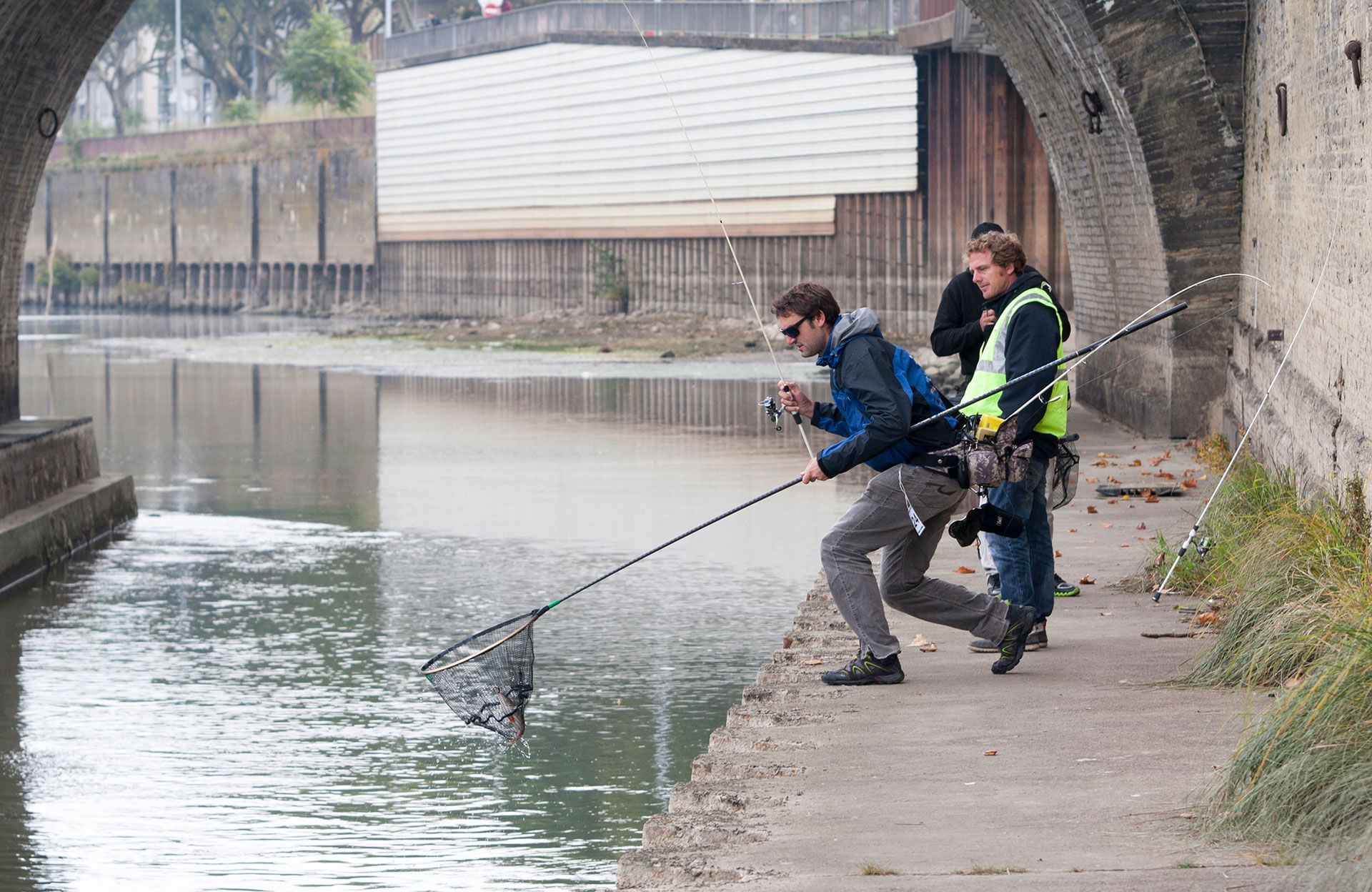  Fischt man von einer Mauer aus oder wenn das Ufer aus anderen Gründen schlecht erreichbar ist, braucht es einen Feumer mit langem Stiel.  