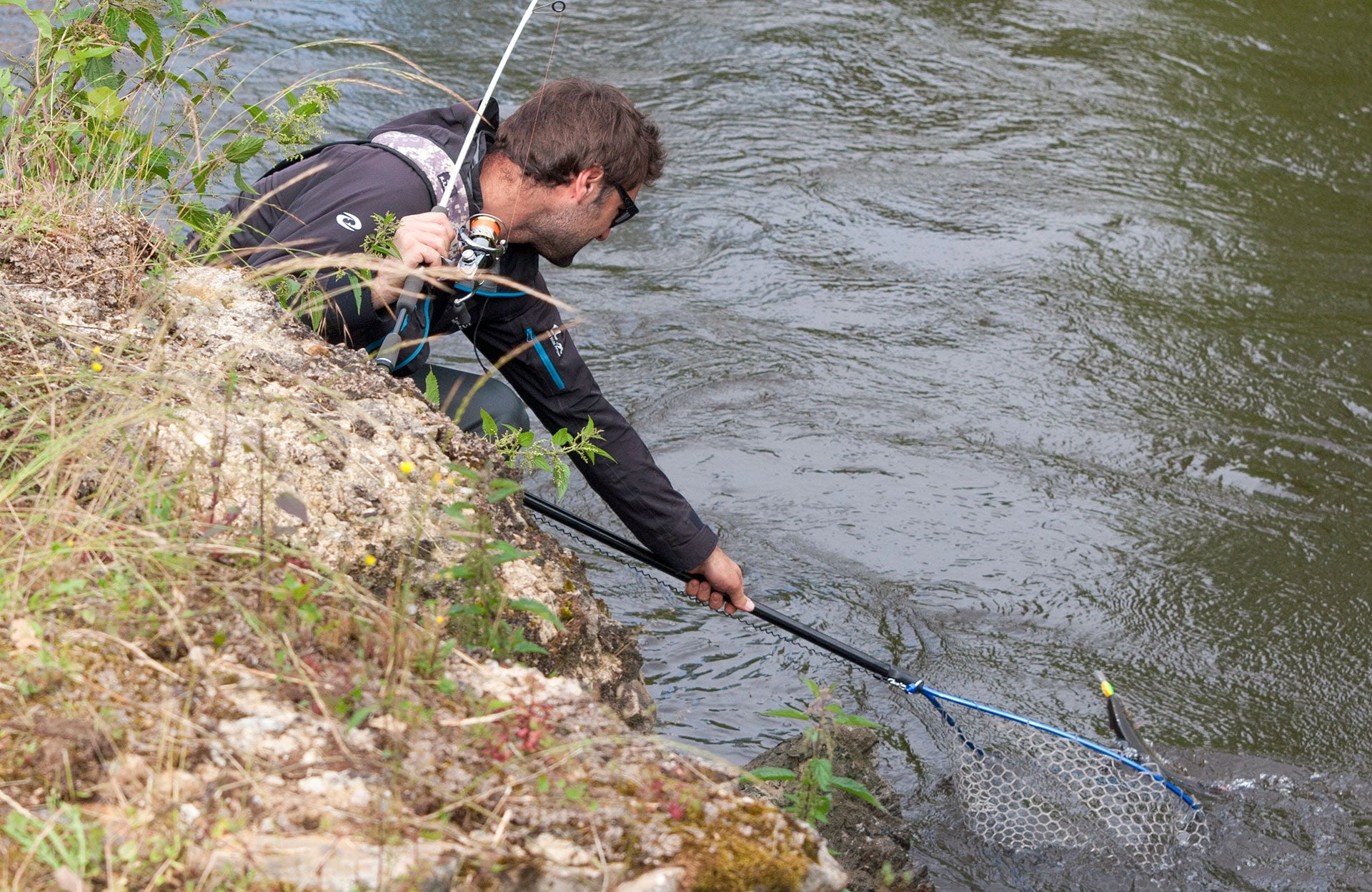  Wenn das Wasser fliesst, hält man den Fisch kopfvoran gegen die Strömung und lässt ihn in den Feumer treiben.  