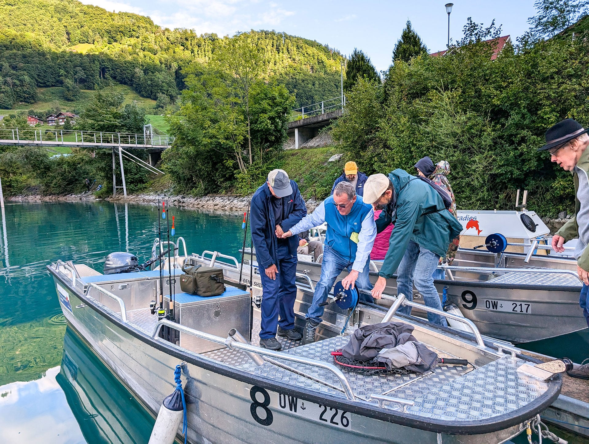  Wie hier am Lungerersee braucht es helfende Hände beim Fischen trotz Handicap.  