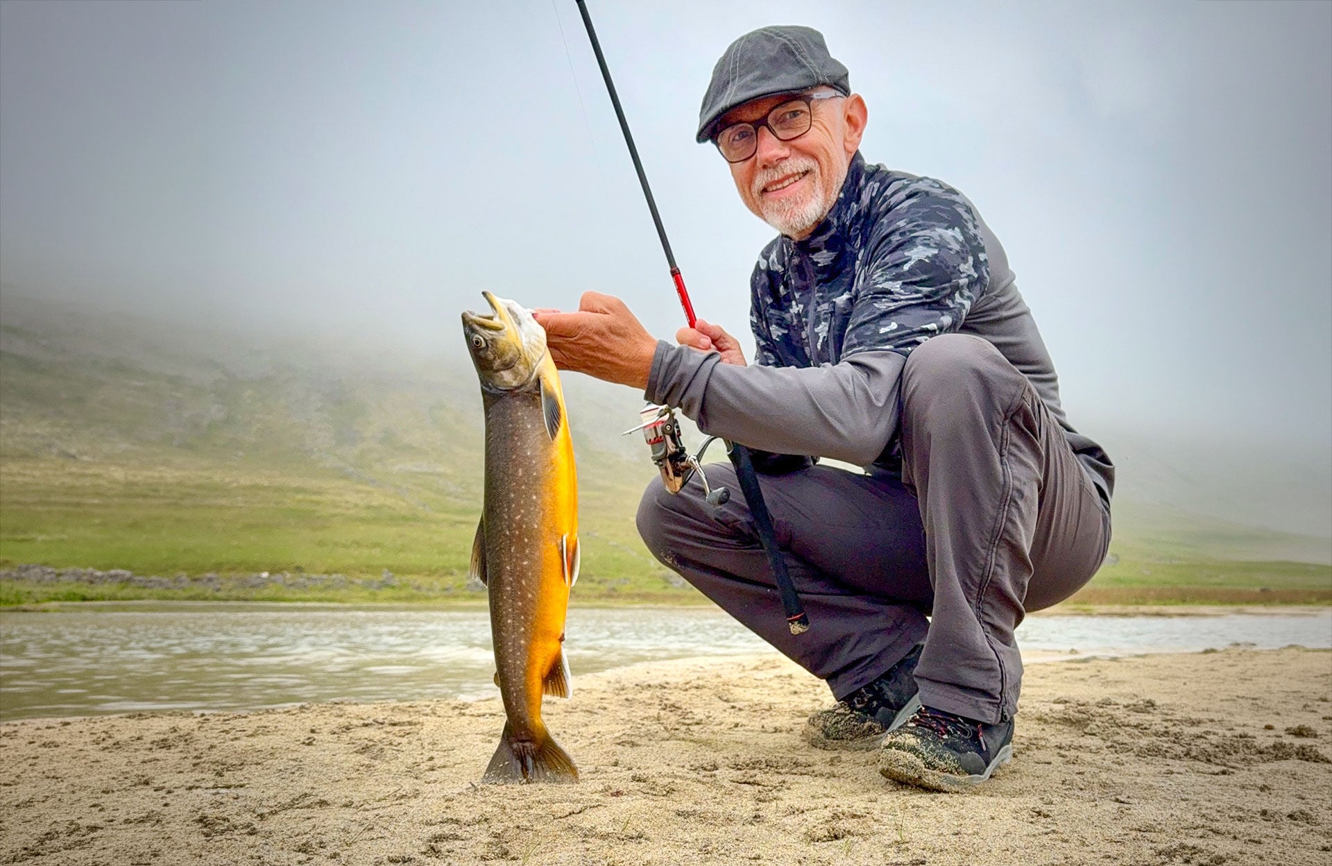  Bernhard Stegmayer jagt mit Vorliebe Raubfische (hier mit isländischem Saibling): «Die Begeisterung beim ‹Fischen trotz Handicap› ist beidseitig riesig – bei Teilnehmern sowie den Organisatoren und Helfern!»  