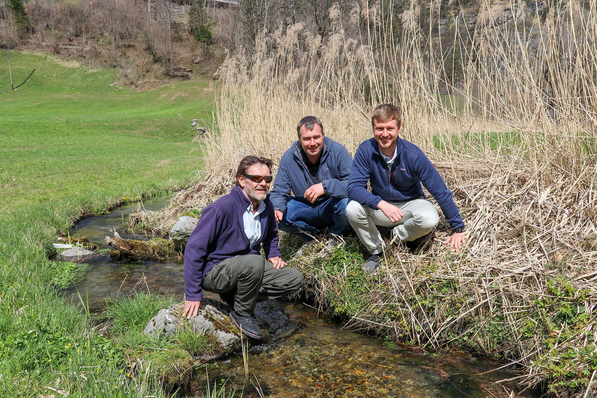  Gruppenbild am Laichgewässer v.l.n.r.: Präsident Kurt Zumbrunn, Vorstandsmitglieder Matthias Meyer und Maurus Meier. © Nils Anderson  