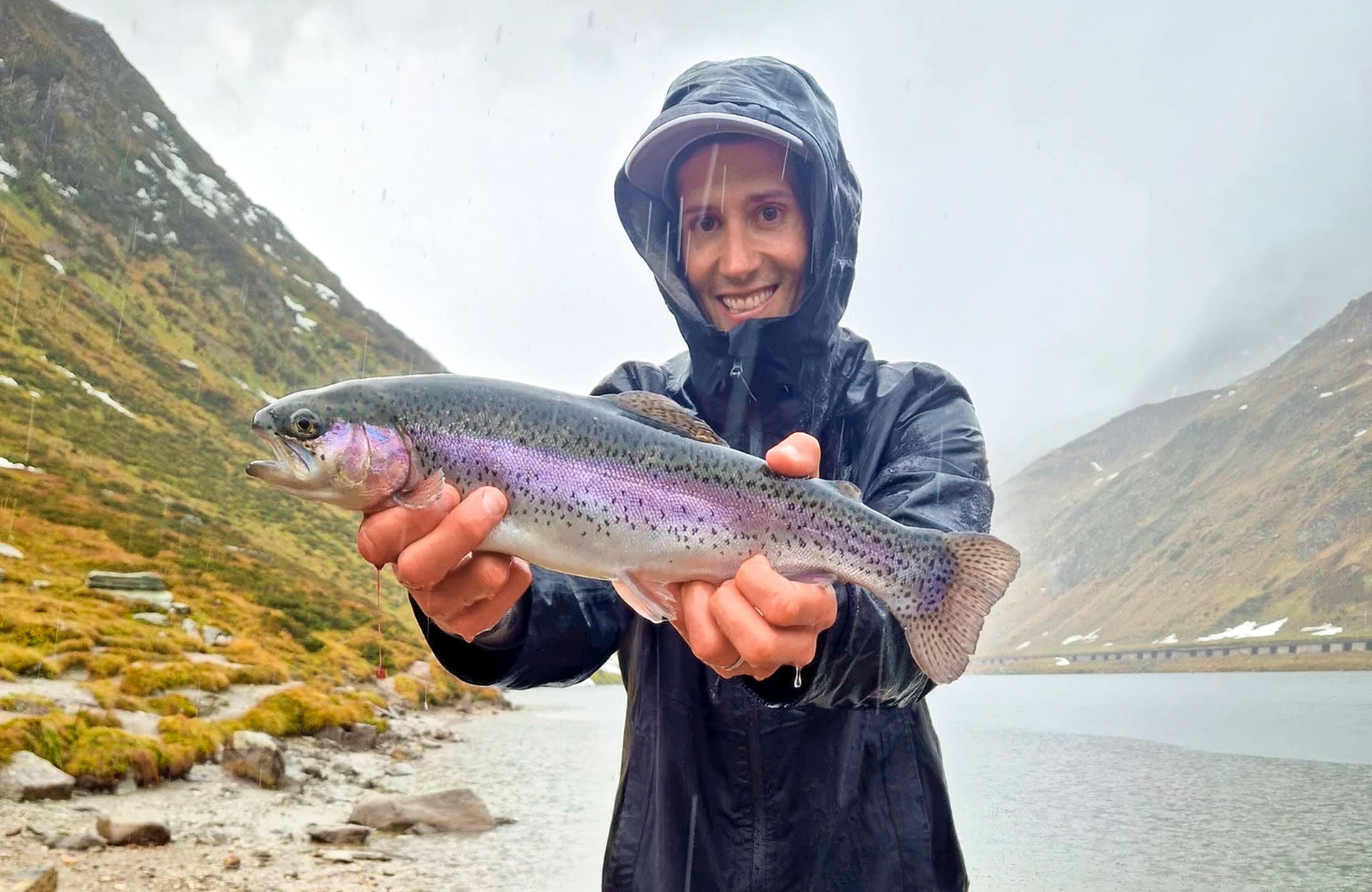  Der Oberalpsee wird regelmässig mit Regenbogenforellen aller Grössen besetzt. Diese hier misst 45 Zentimeter und auch bei den Flossen gibt es wenig zu bemängeln.  