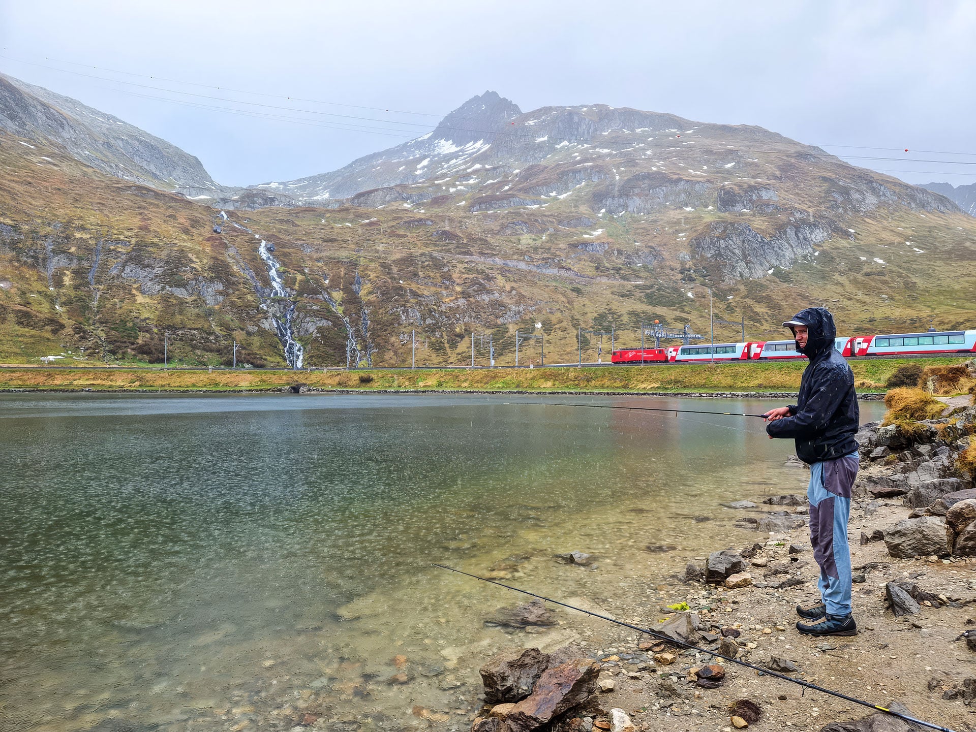  Auch der Regen stört die Idylle am Oberalpsee nicht. Dieser ist sowohl mit dem Zug als mit dem Auto einfach erreichbar.  