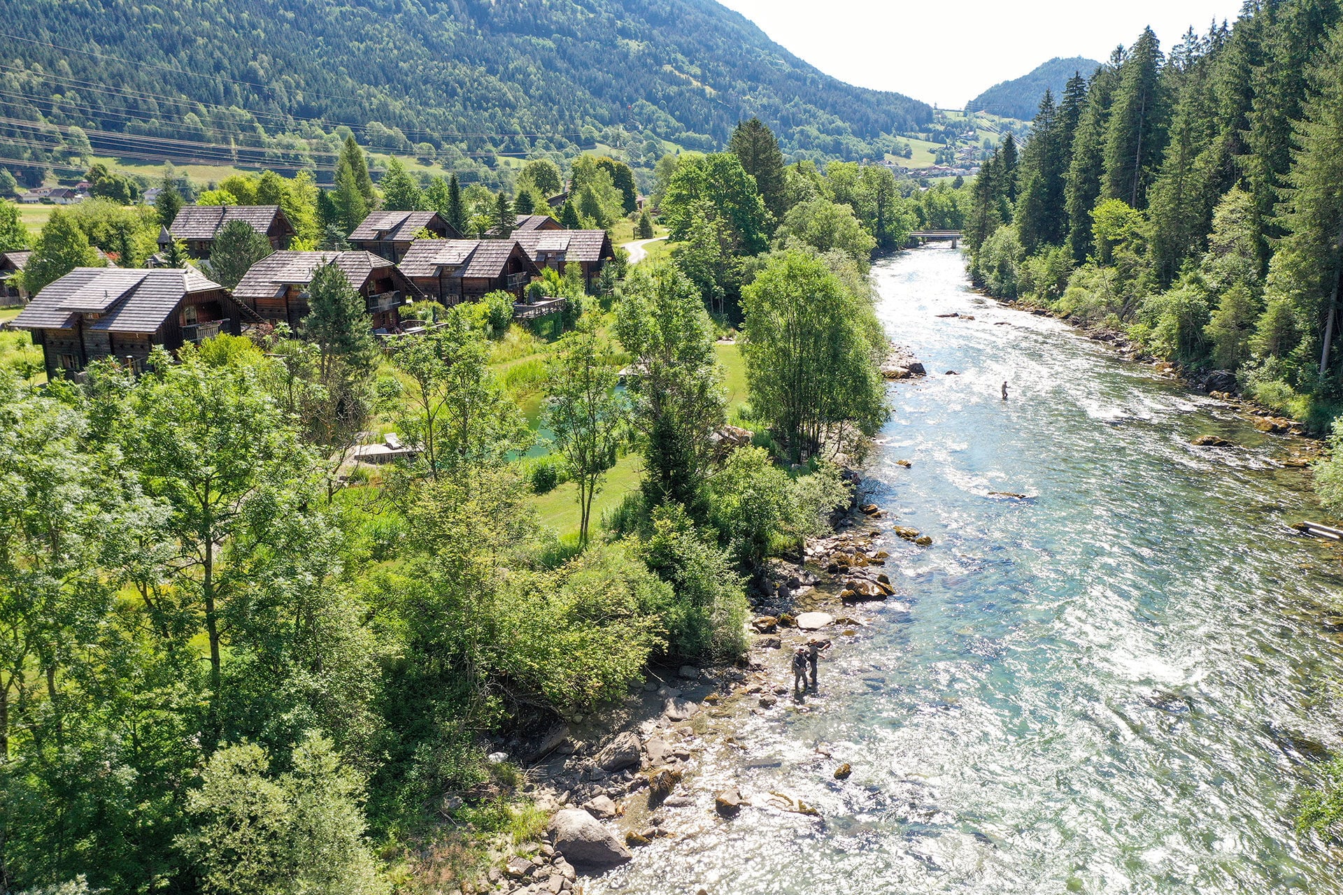  Die Chalets des Landguts Moserhof befinden sich unmittelbar neben der Möll.  