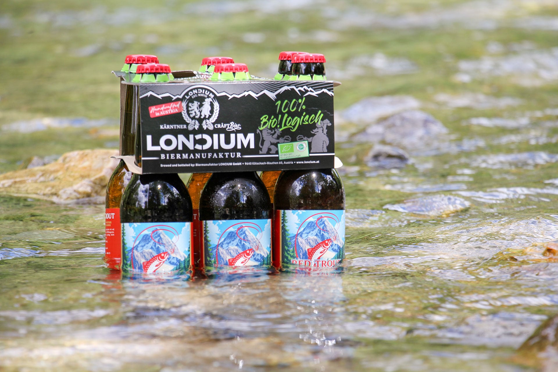  Mit dem Fischerbier stossen wir noch am Wasser an.  