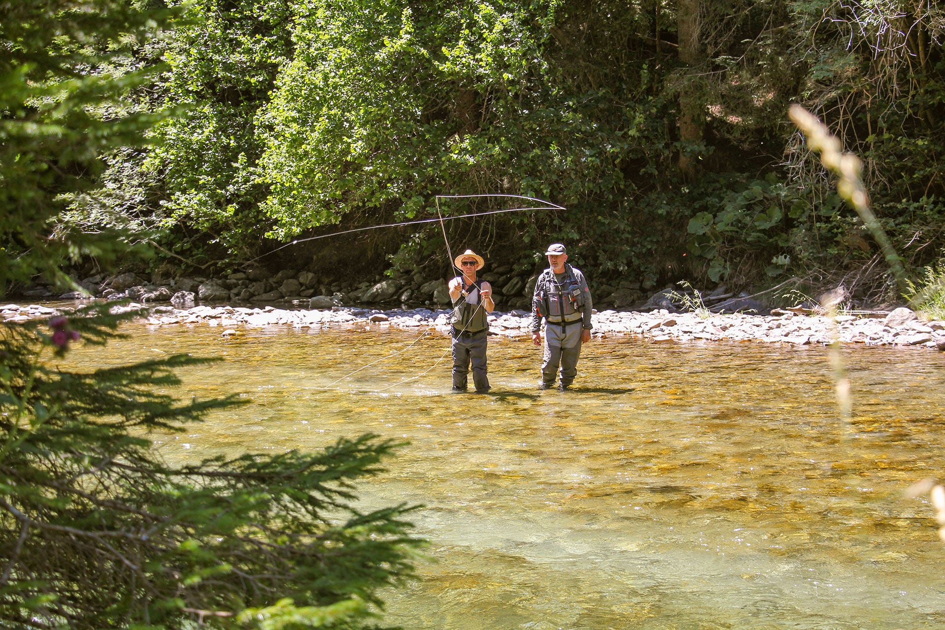  Mit unserem Guide Markus Kaaser sind wir am Wasser bestens betreut und können viel dazulernen.  