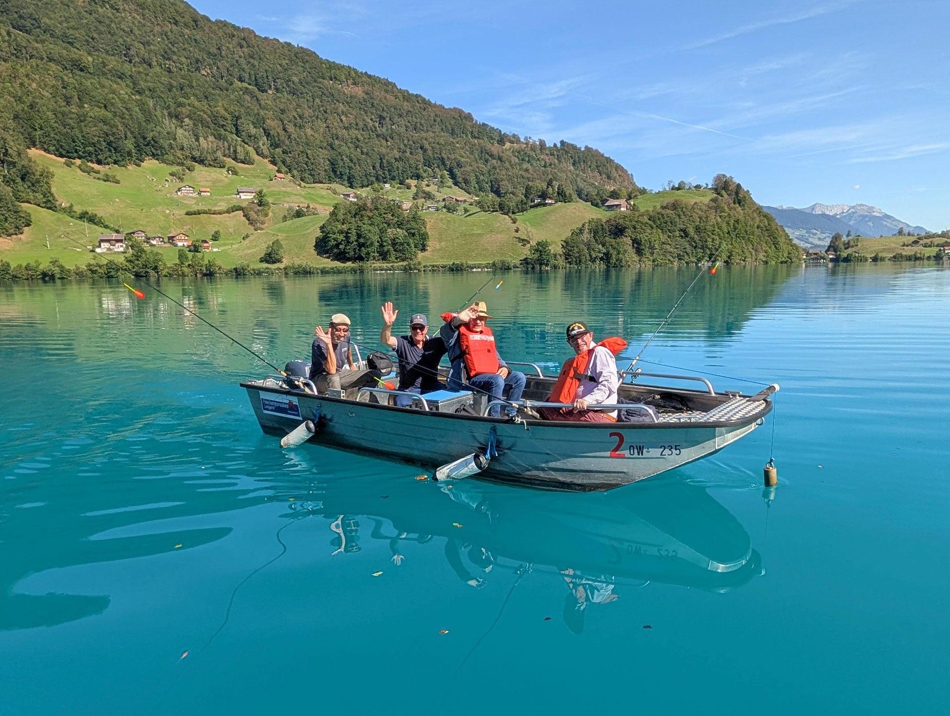  Fischerparadies Lungern, Lungerersee | 10 Personen vom Rütimattli erlebten einen tollen Tag auf dem Lungerersee. Mit etwas Hilfe fing hier jede und jeder vom Boot aus seine eigene Regenbogenforelle. Was für ein besonderes Erlebnis.  