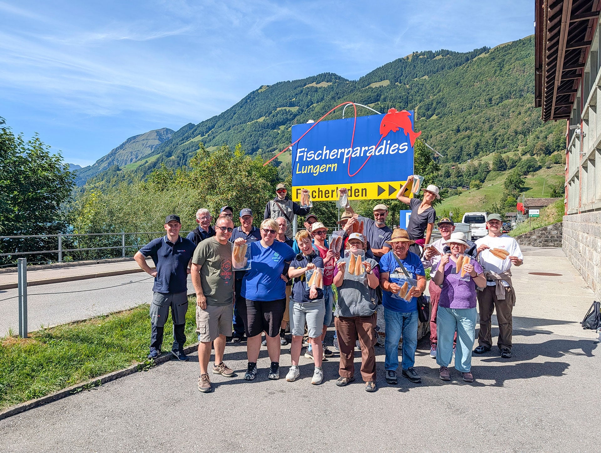  Fischerparadies Lungern, Lungerersee | 10 Personen vom Rütimattli erlebten einen tollen Tag auf dem Lungerersee. Mit etwas Hilfe fing hier jede und jeder vom Boot aus seine eigene Regenbogenforelle. Was für ein besonderes Erlebnis.  
