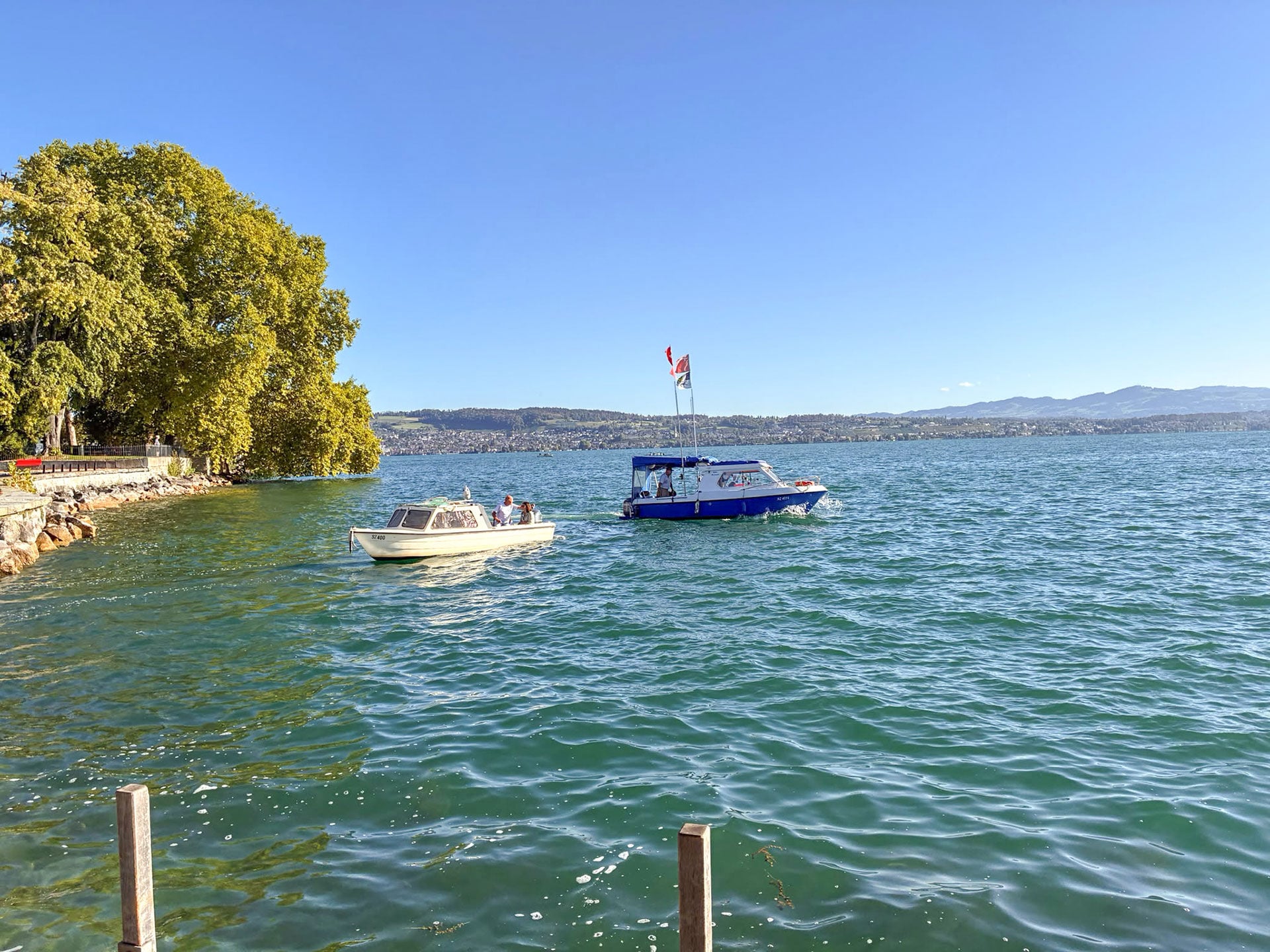  Sportfischerverein Richterswil und Wädenswil mit Sportfischerverein Höfe, Zürichsee | Acht Jugendliche der Stiftung Bühl in Wädenswil waren in Richterswil auf den Booten zu Gast und genossen den sonnigen Tag mit der Fischerrute in der Hand.  