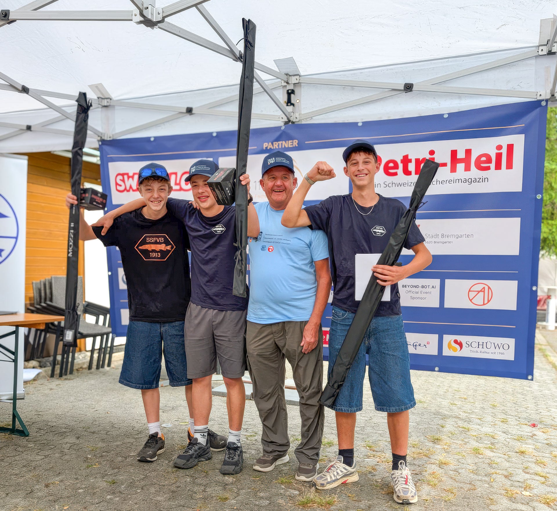 Grosse Freude beim Seeländischen Sportfischerverein Biel: Die Jungfischer feiern mit ihrem Betreuer den Schweizer Meistertitel in  der Kategorie B. © Alexander Roschi  