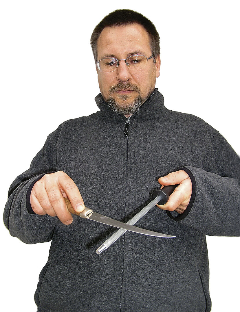  Abziehen am Stahl: Gefahrlos geht es, wenn man das Messer von sich weg führt – oder den Stahl auf den Tisch stellt.  