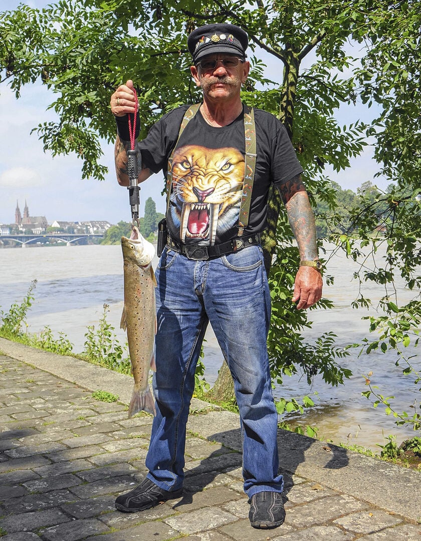  Er heisst nicht nur Forellen-Toni, er fängt auch Forellen, wie dieses schöne Exemplar aus dem Rhein beweist.  