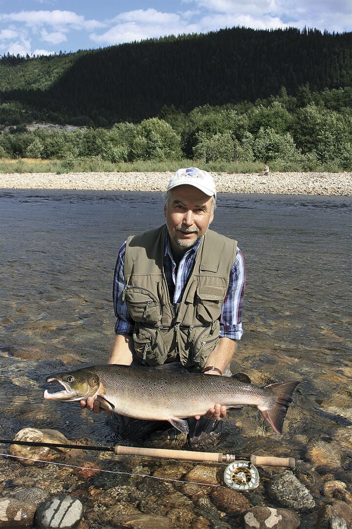  Bernd Kuleisa mit einem Lachs von 17 Pfund, gefangen in der Gaula in Norwegen. Hier steigen die Fische selbst dann auf, wenn kein Regen fällt.  
