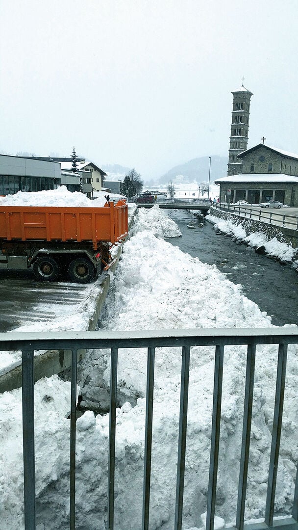  «Schnee-Entsorgung» in St. Moritz. Allzu oft werden Laichgruben und Standplätze der Fische unter den Schneemassen begraben.  