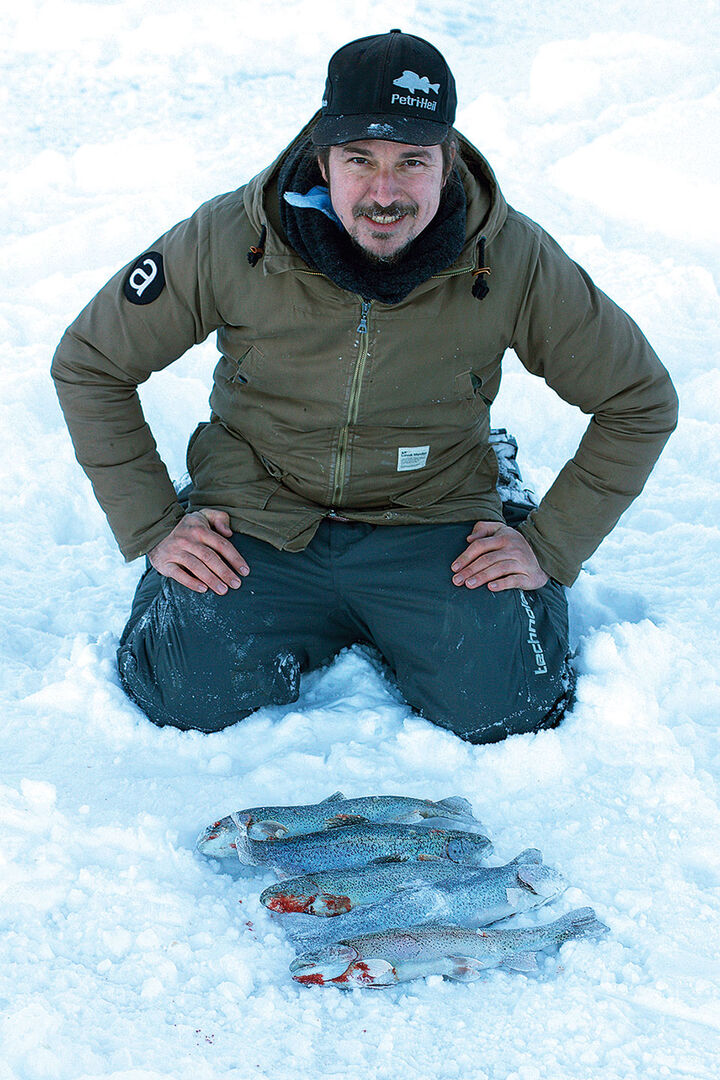  Nils Anderson mit einer Handvoll Regenbögler aus dem Melchsee. Für das Eisfischen eher ein ungewöhnlicher Fang, da die Saiblinge meist aktiver sind.  