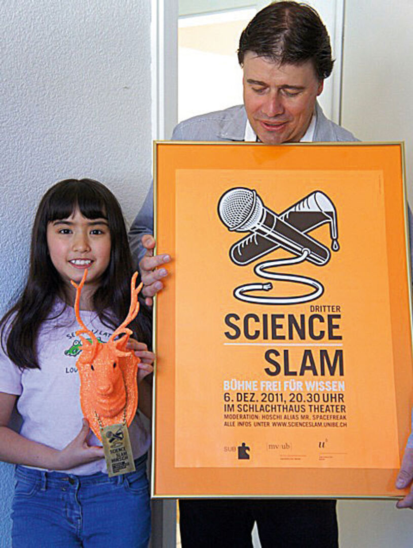  Roland Kurt mit der Auszeichnung zum 1. Preis des Science Slam 2011 der Universität Bern. Auch in der Schweizer Forschergemeinde finden die Erkenntnisse des «Hobby­wissen­schaftlers» inzwischen Beachtung.  