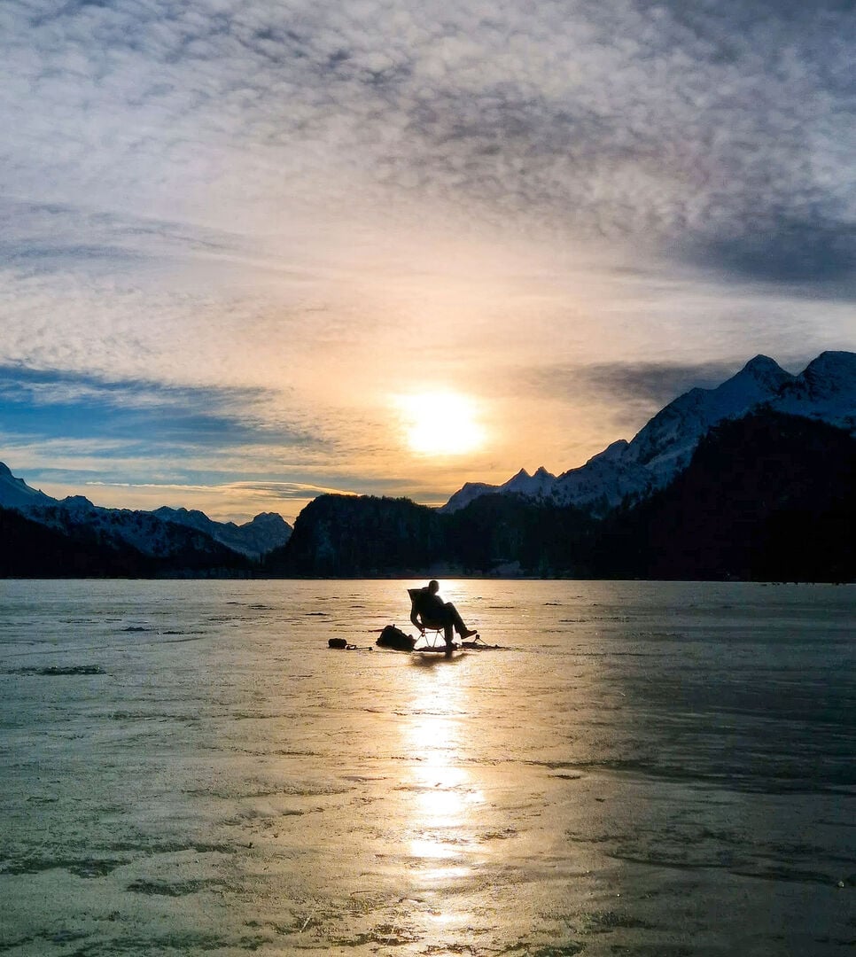  «Such Dir Deinen  eigenen Platz» gilt auch beim  Eisfischen – der See ist genug gross. © Nick Hagenbuch  
