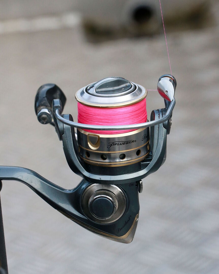  100 Meter 0,04er-Geflochtene kann man problemlos auf eine sozusagen volle Spule aufziehen.  