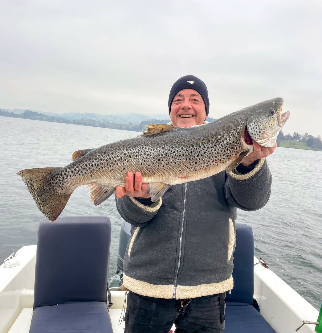  Markus Bürgler freut sich mit dieser 85er über ein veritables Ausrufezeichen an seinem Eröffnungstag auf dem Zugersee!  